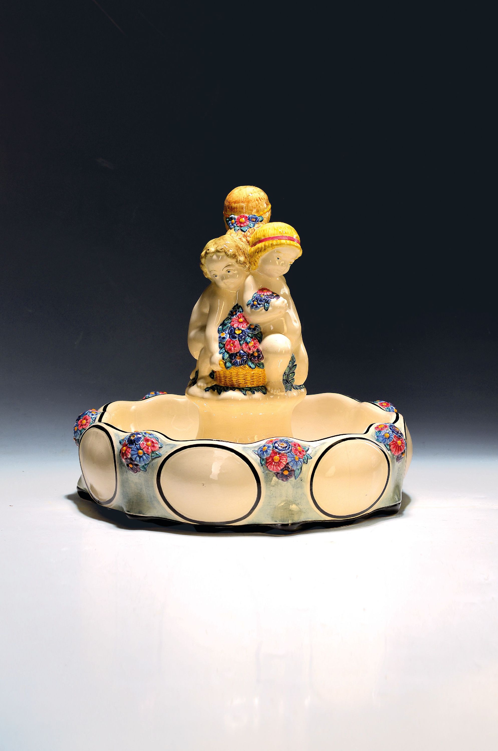 Image 27114794 - Fruchtschale mit 3 Mädchen, Karlsruher Majolika, Entw. Max Heinze 1919, Modellnr. 1313, ...