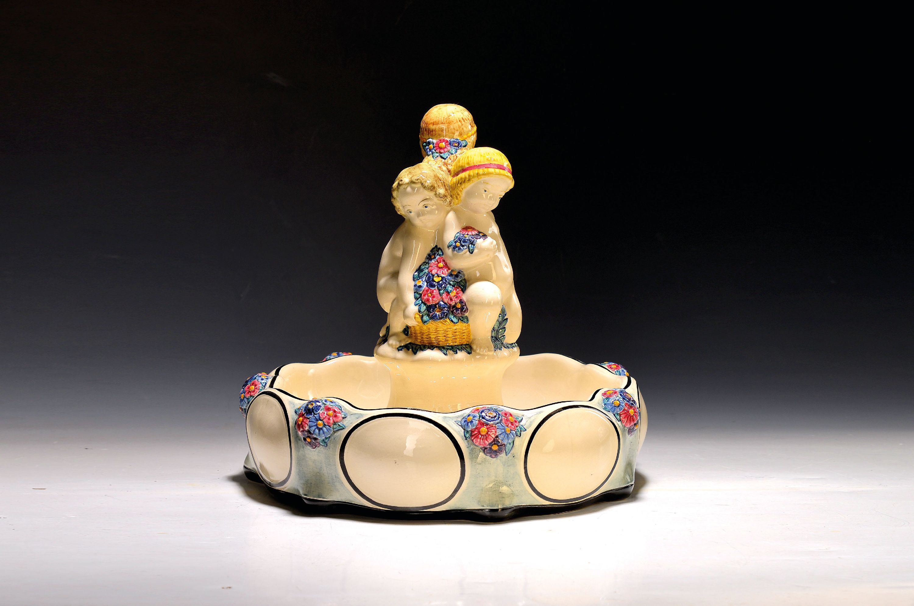Detail a: Fruchtschale mit 3 Mädchen, Karlsruher Majolika, Entw. Max Heinze 1919, Modellnr. 1313, Keramik, farbig staffiert, Pressmarke, vielpassige Schale, ...