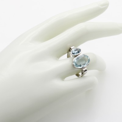 27114763a - Ring mit Aquamarinen, WG 585/000, 2 ovale Aquam. zus. ca. 4.7 ct, offen gearb., RW ca. ...