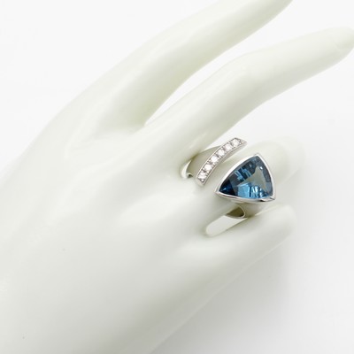 27114767a - Ring mit Aquamarin und Brillanten, WG 750/ 000, dreieckiger Aquam. ca. 5.8 ct, Brill. in ...