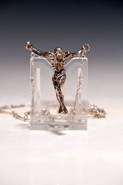27114772k - Salvador Dali, 1904-1989, Collier mit Anhänger, Cristo de San Juan de la Cruz, Silber, ...