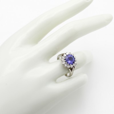27114784a - Ring mit Tansanit und Brillanten, WG 585/000, runder Tansanit ca. 2.8 ct umgeben v. ...