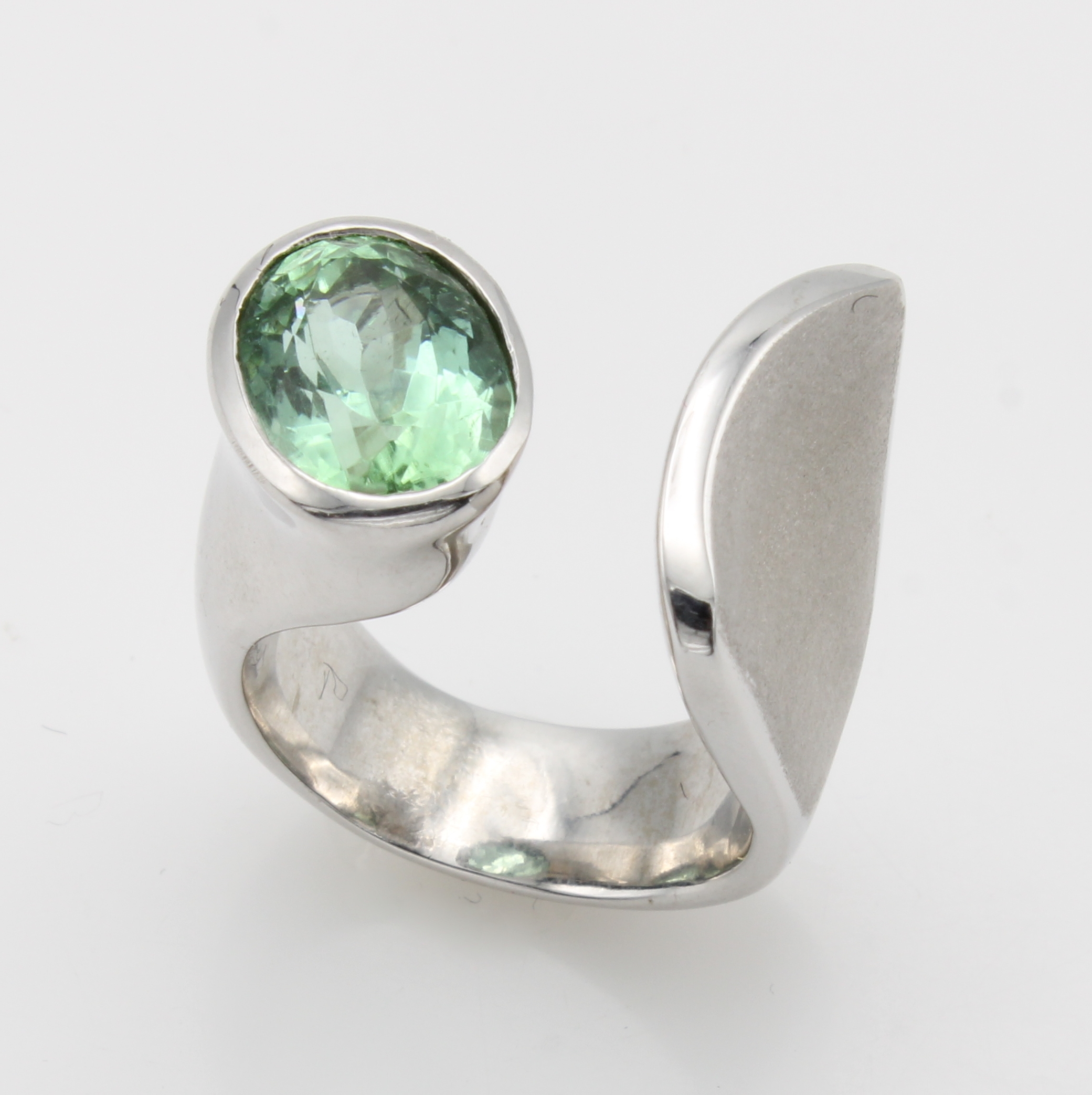 Image 27114801 - Ring mit Turmalin, WG 585/000, z.T. matt., hellgrüner, ovaler Turmalin ca. 3.84 ct, ...