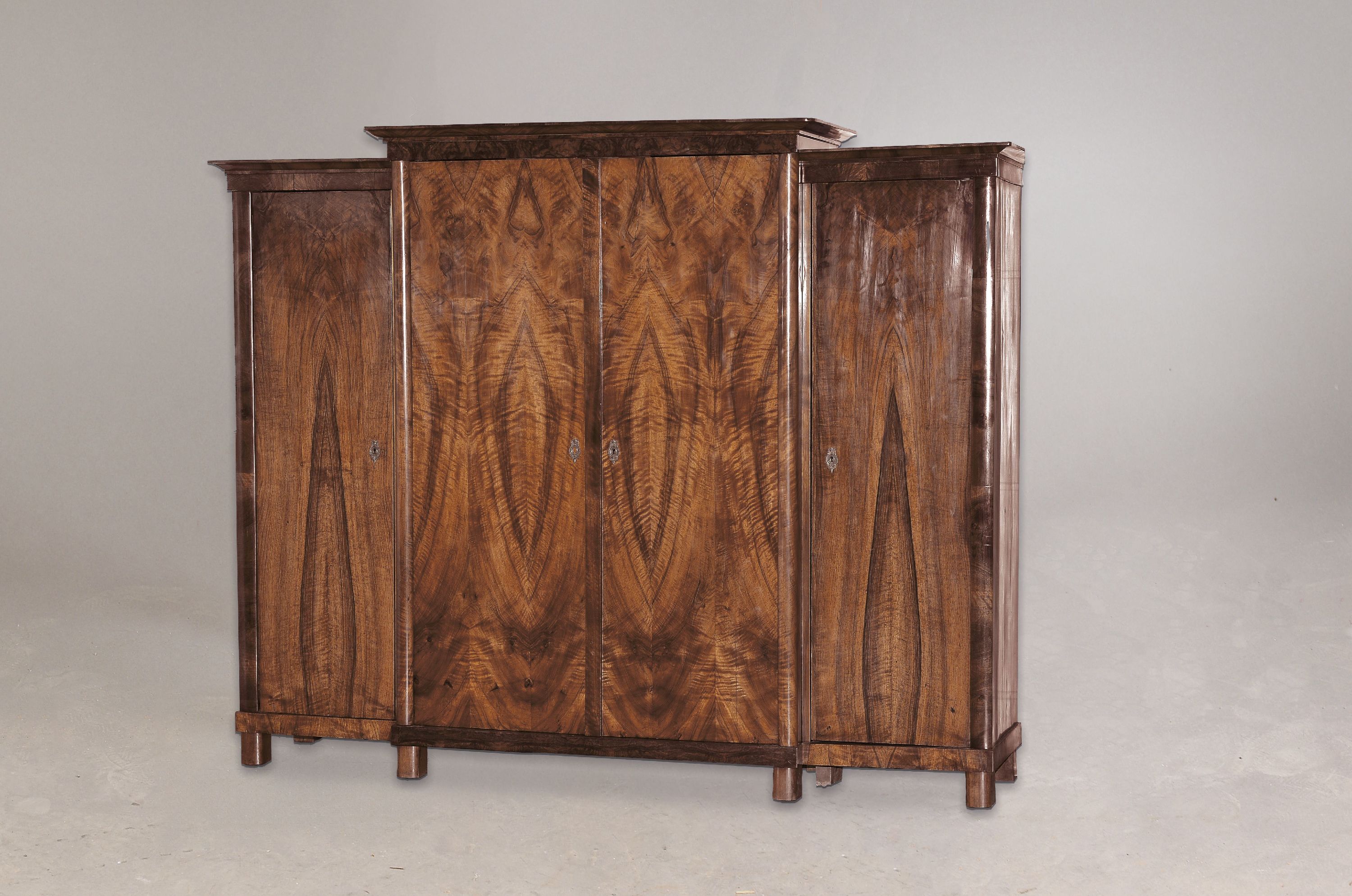 Image 27114812 - Großer Biedermeierschrank, deutsch, 19. Jh., Nussbaumfurnier, Mittelteil älter mit ...