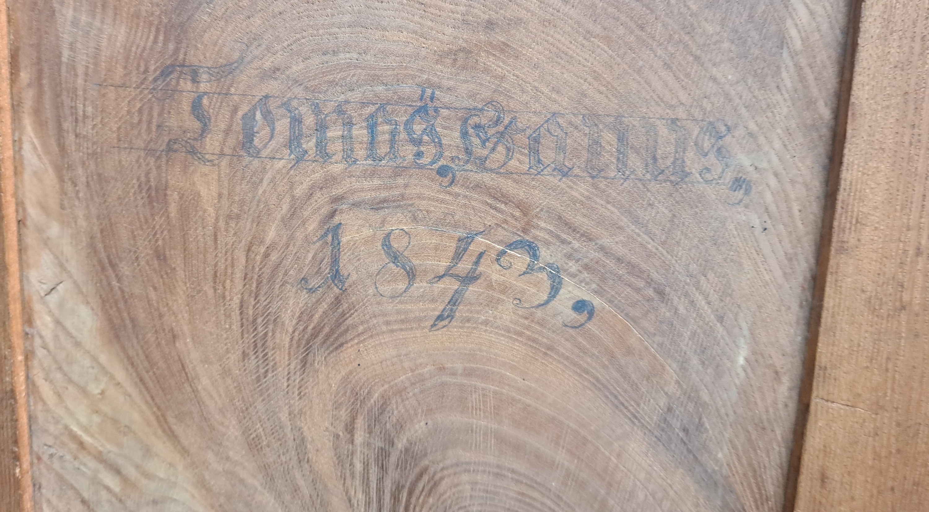 Detail i: Dielenschrank, Bodensee, dat. 1843, Meistersignatur Thomas Gauus (?), massiv Rüster, eine Schublade im Boden, zwei Türen, Inneneinrichtung ...