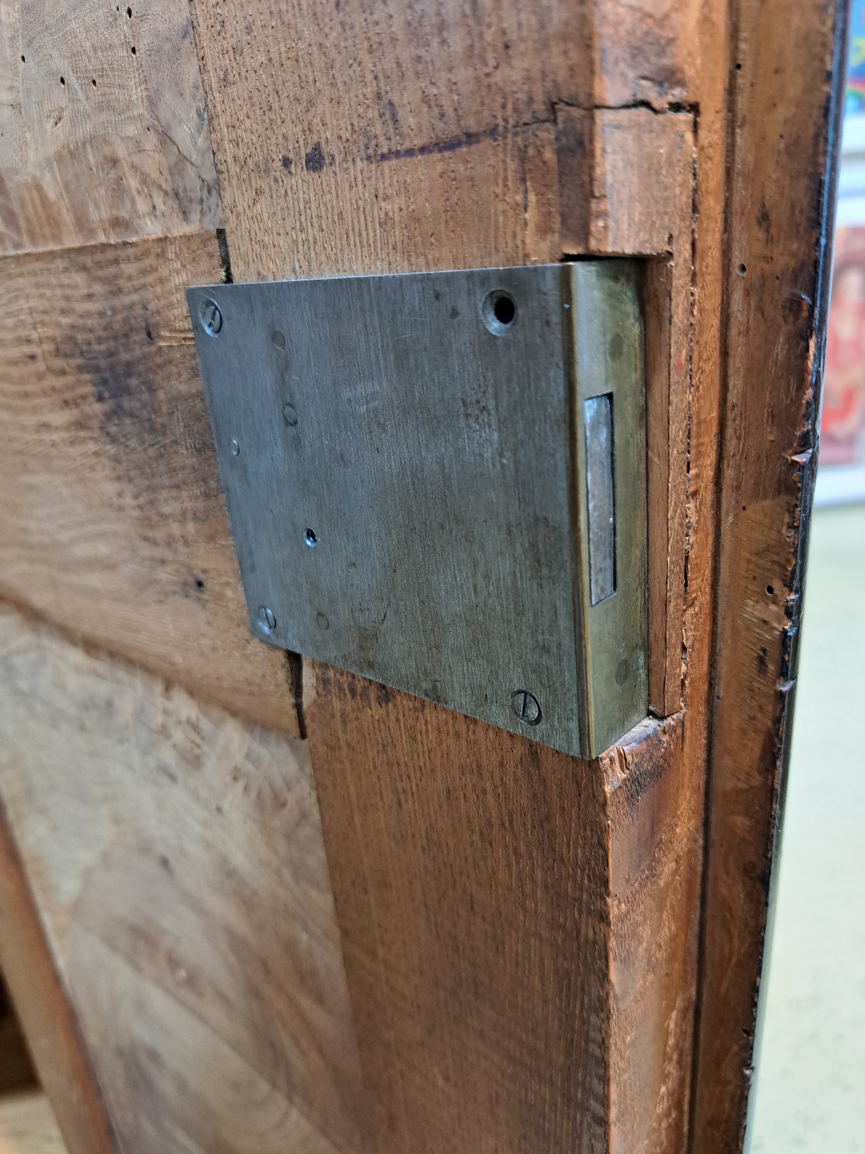 Detail j: Dielenschrank, Bodensee, dat. 1843, Meistersignatur Thomas Gauus (?), massiv Rüster, eine Schublade im Boden, zwei Türen, Inneneinrichtung ...