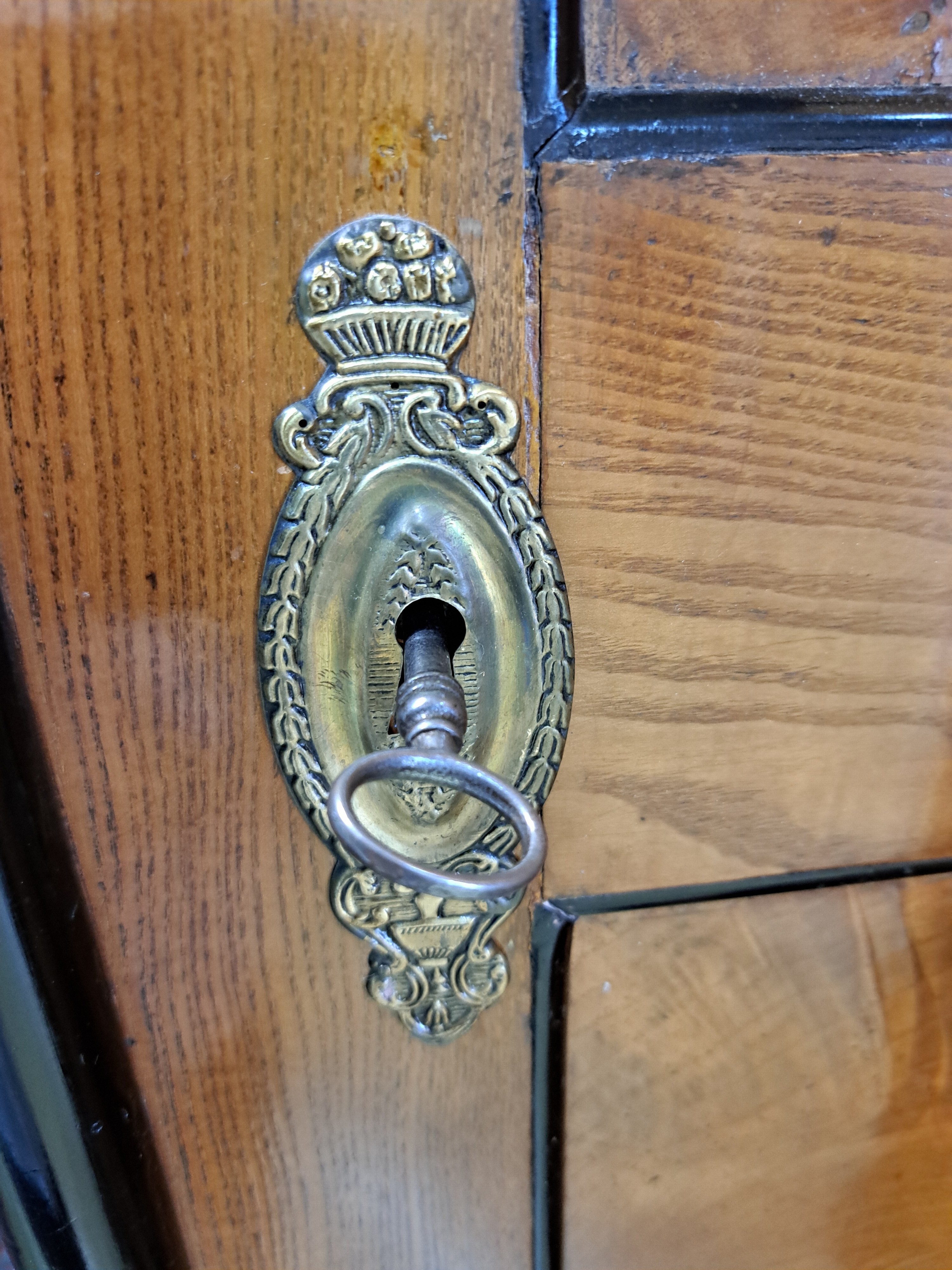 Detail k: Dielenschrank, Bodensee, dat. 1843, Meistersignatur Thomas Gauus (?), massiv Rüster, eine Schublade im Boden, zwei Türen, Inneneinrichtung ...