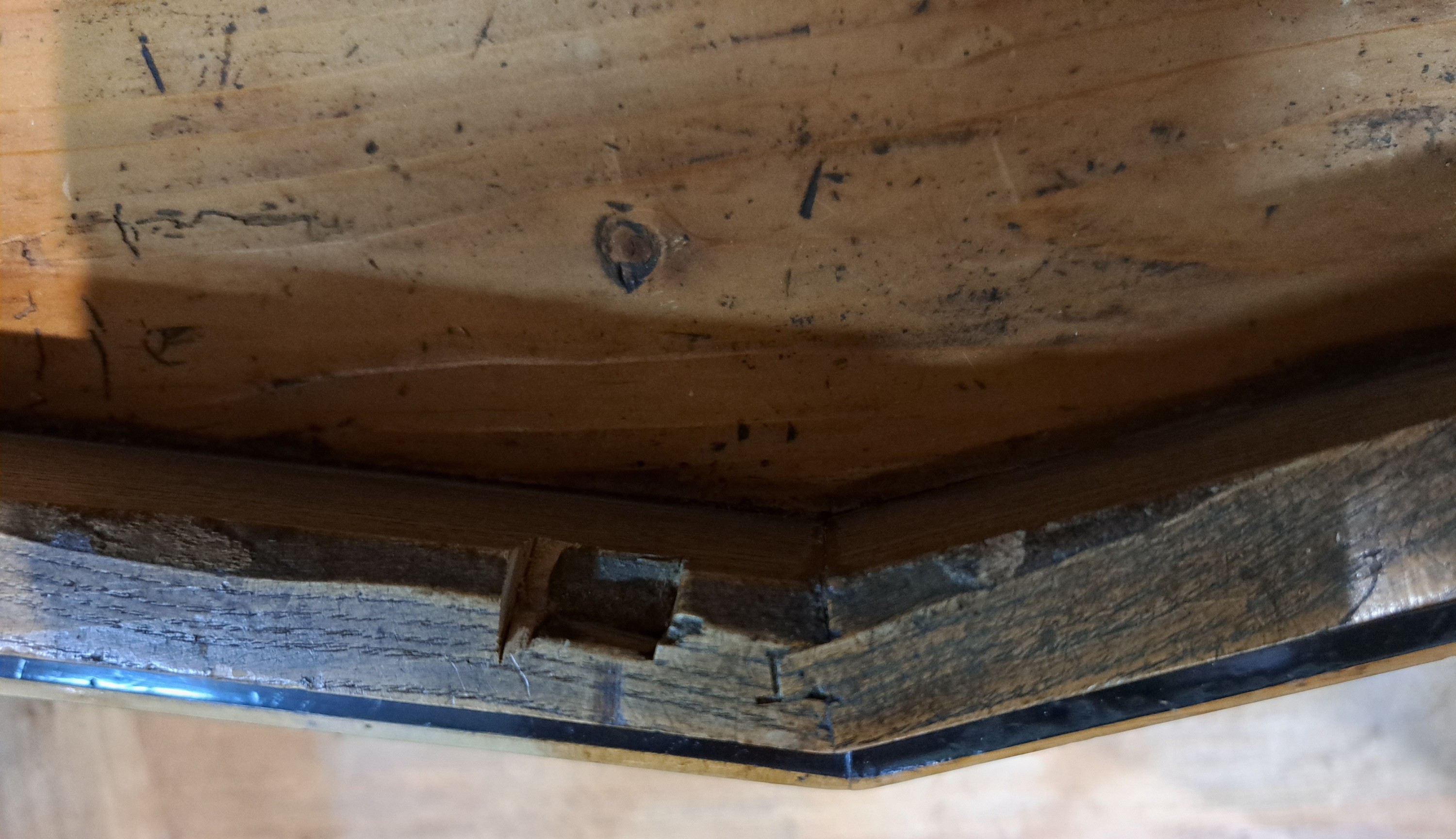 Detail m: Dielenschrank, Bodensee, dat. 1843, Meistersignatur Thomas Gauus (?), massiv Rüster, eine Schublade im Boden, zwei Türen, Inneneinrichtung ...