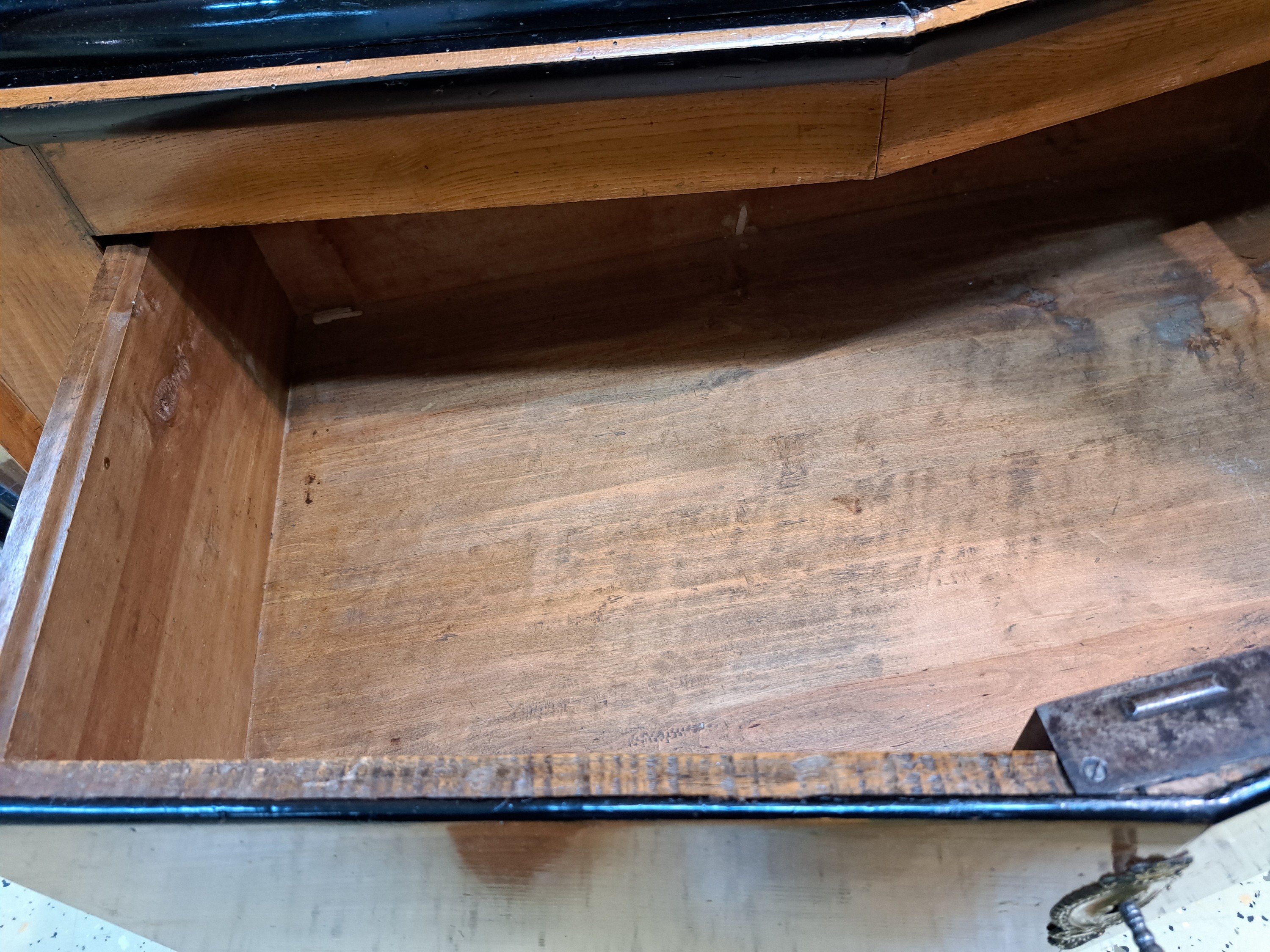 Detail n: Dielenschrank, Bodensee, dat. 1843, Meistersignatur Thomas Gauus (?), massiv Rüster, eine Schublade im Boden, zwei Türen, Inneneinrichtung ...