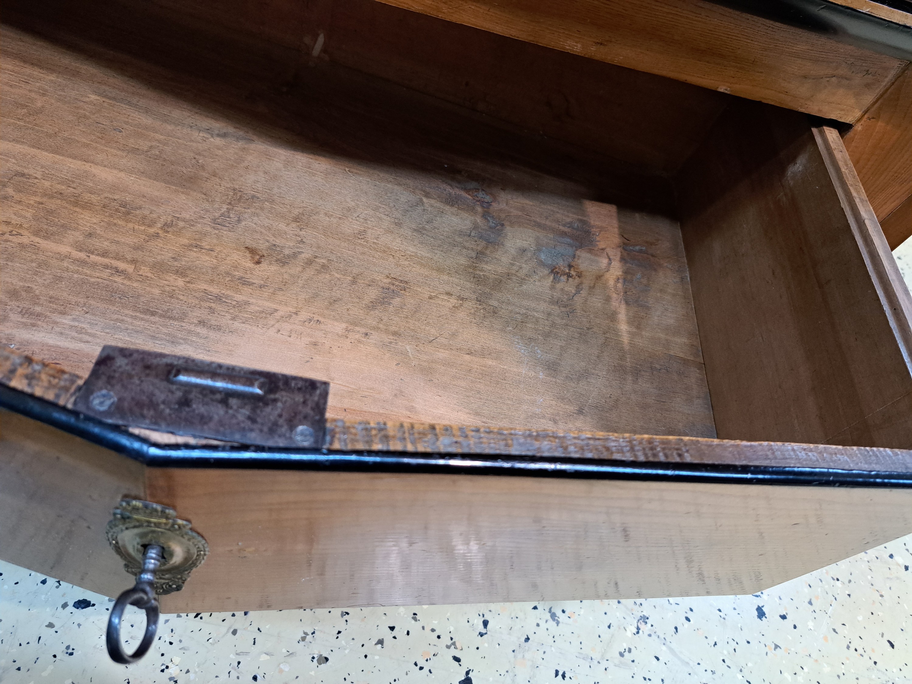 Detail o: Dielenschrank, Bodensee, dat. 1843, Meistersignatur Thomas Gauus (?), massiv Rüster, eine Schublade im Boden, zwei Türen, Inneneinrichtung ...