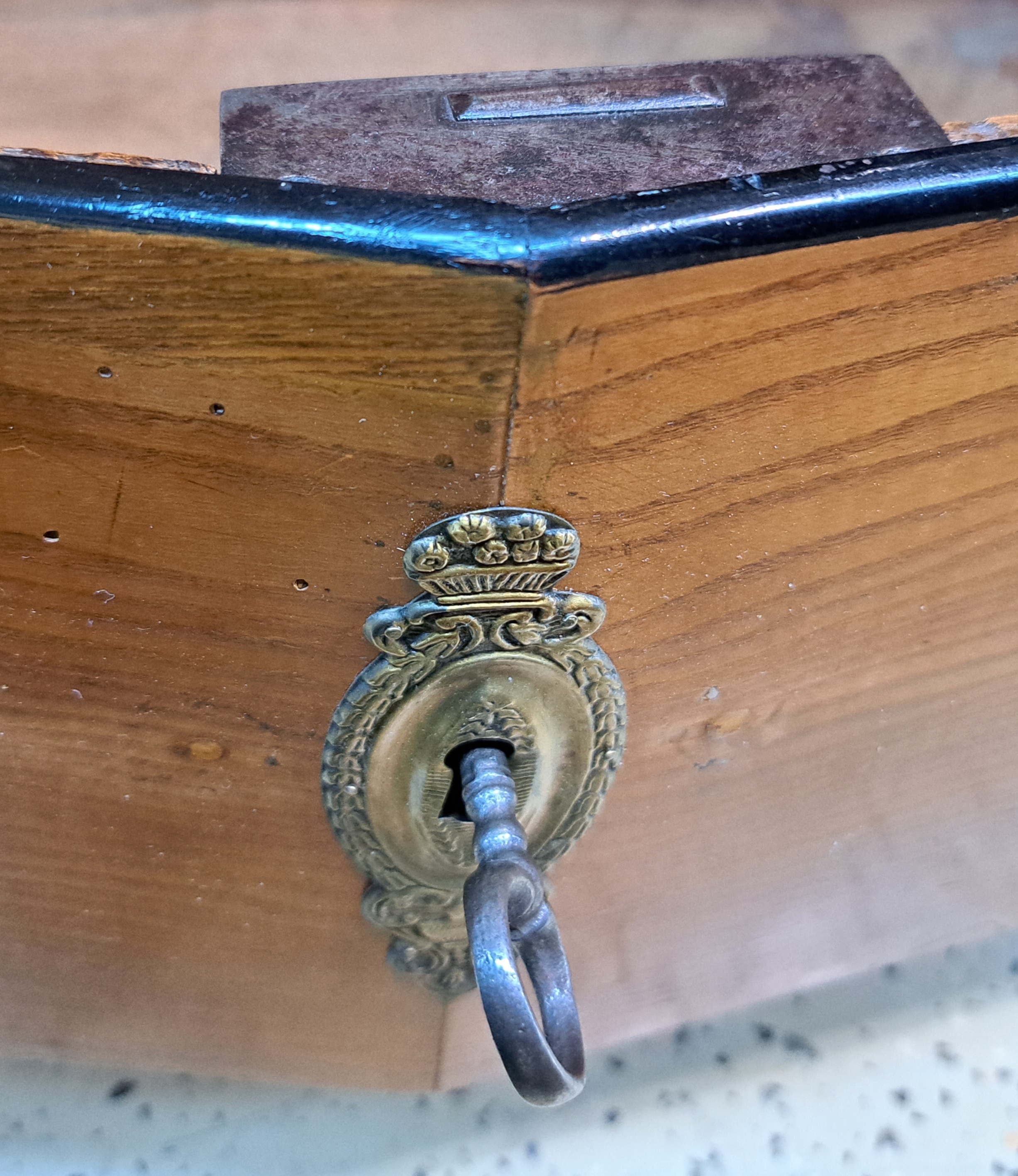 Detail p: Dielenschrank, Bodensee, dat. 1843, Meistersignatur Thomas Gauus (?), massiv Rüster, eine Schublade im Boden, zwei Türen, Inneneinrichtung ...