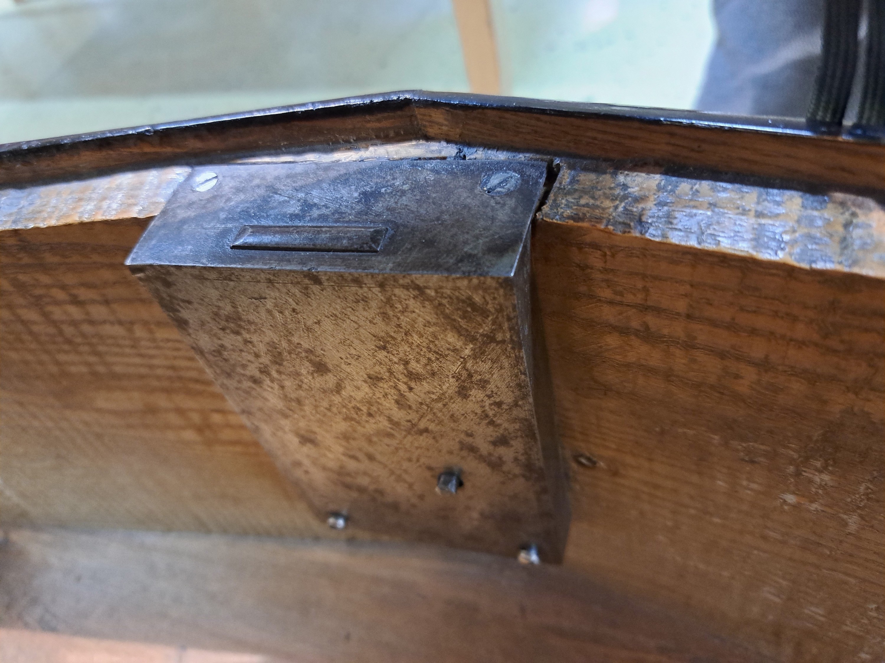 Detail q: Dielenschrank, Bodensee, dat. 1843, Meistersignatur Thomas Gauus (?), massiv Rüster, eine Schublade im Boden, zwei Türen, Inneneinrichtung ...