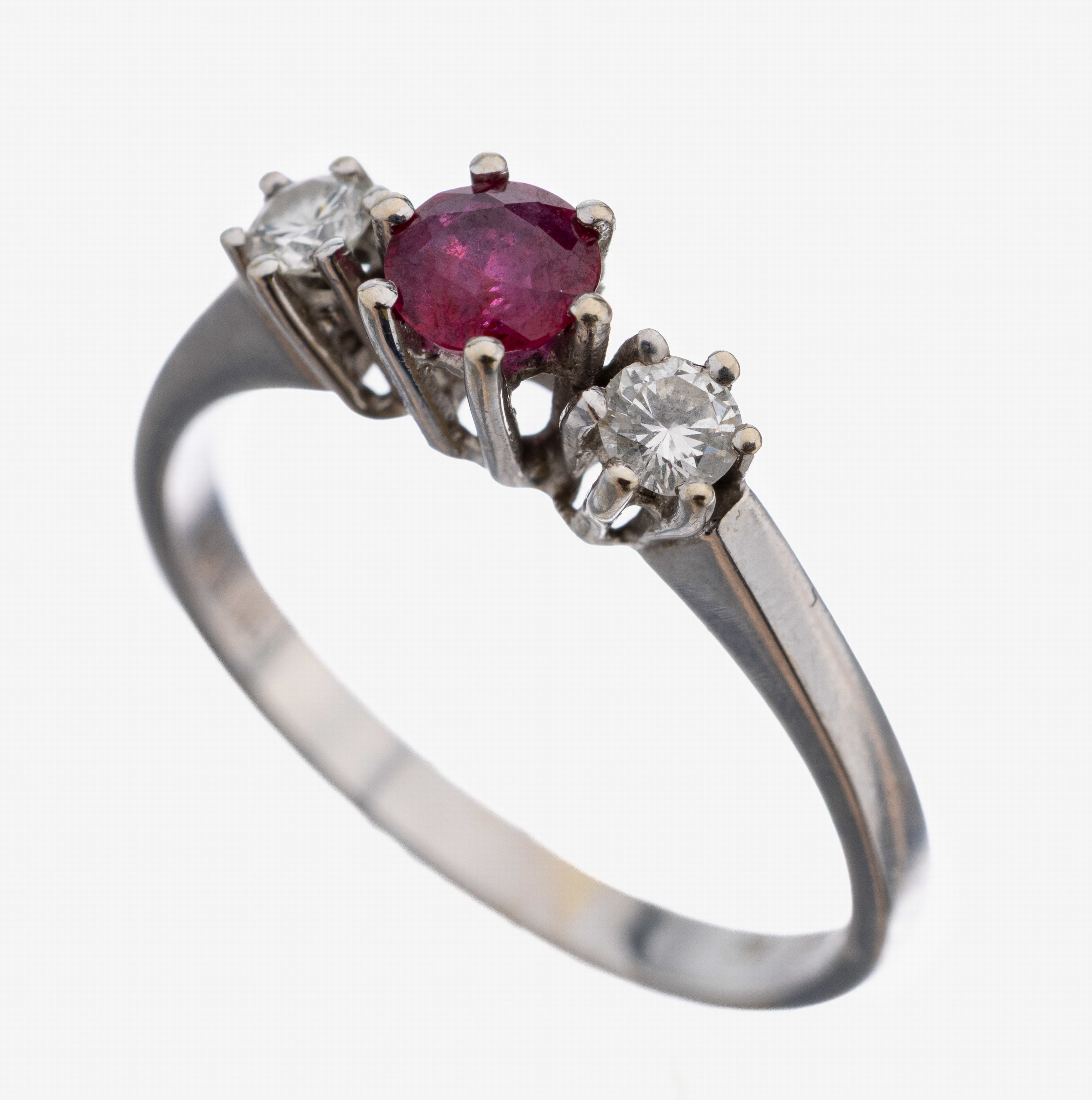 Image 27114846 - 14 kt Gold Rubin-Brillant-Ring, WG 585/000,mittig rundfacett. Rubin ca. 0.30 ct, 2 ...