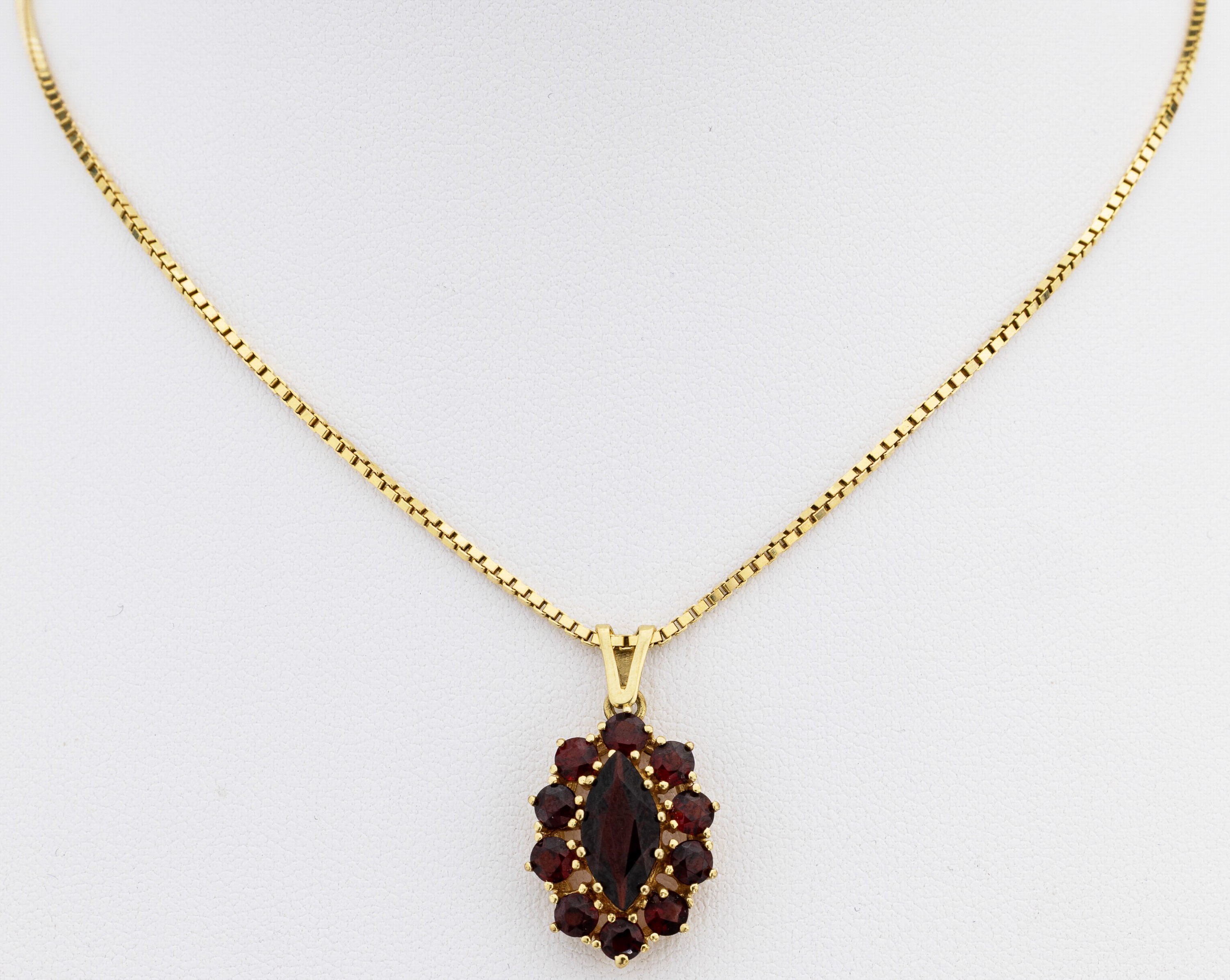 Image 27114847 - 8 kt Gold Granat-Anhänger, GG 333/000, mittig Granat-Navette umgeben von rundfacett. ...