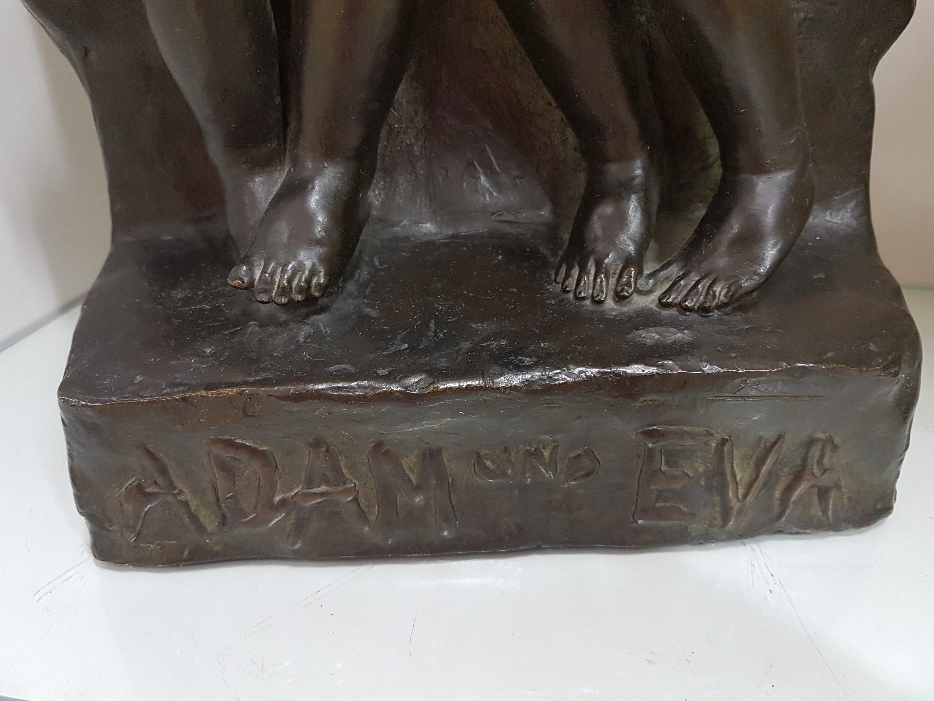 Detail d: Nach Sandor Jaray (1845-1916), Bronzeskulptur, "Adam und Eva", Entwurf für Friedrich Goldscheider, Wien, Gießerstempel Guss von H. Noack ...
