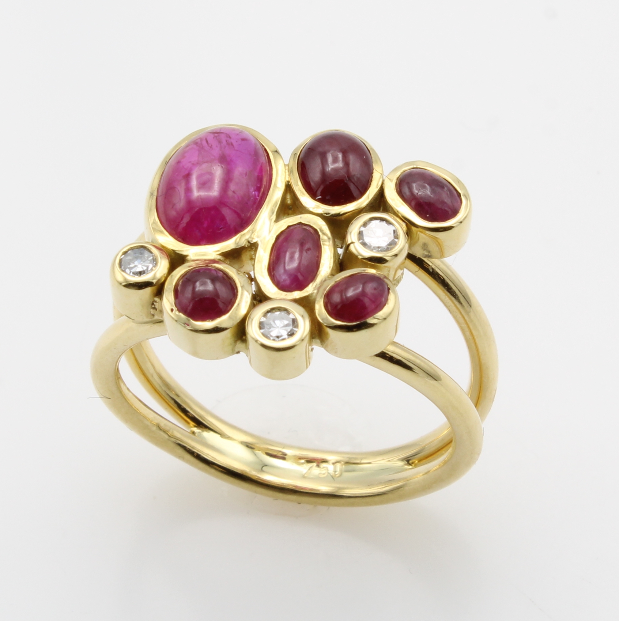 Image 27114877 - Ring mit Rubincabochons und Brillanten, GG 750/000, Rubine zus. ca. 3.2 ct, 3 Brill. ...