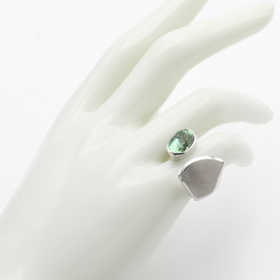 27114801a - Ring mit Turmalin, WG 585/000, z.T. matt., hellgrüner, ovaler Turmalin ca. 3.84 ct, ...