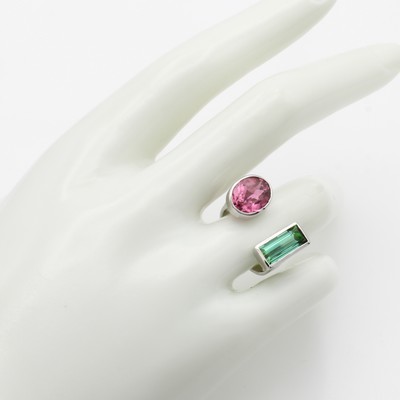 27114804a - Ring mit Turmalinen, WG 750/000, ovaler, rosa u. rechteckiger, grüner Turmalin zus. ca. ...