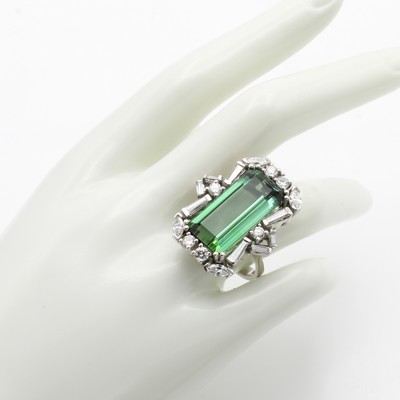 27114806a - Ring mit Turmalin, Diamanten und Brillanten, WG 750/000, grüner Turmalin ca. 17.08 ct, ...