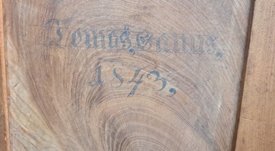 27114813i - Dielenschrank, Bodensee, dat. 1843, Meistersignatur Thomas Gauus (?), massiv Rüster, ...
