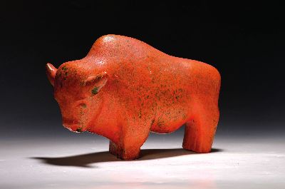 Image Ceramic sculpture bull, Kurt Tschörner for Ruscha, 1960s, cream-colored body, green and ...