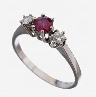 Image 14 kt Gold Rubin-Brillant-Ring, WG 585/000,mittig rundfacett. Rubin ca. 0.30 ct, 2 ...