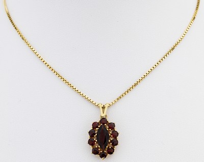 Image 8 kt Gold Granat-Anhänger, GG 333/000, mittig Granat-Navette umgeben von rundfacett. ...