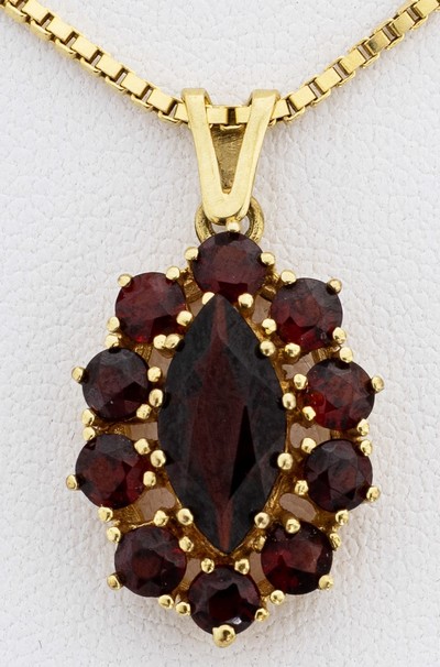 27114847a - 8 kt Gold Granat-Anhänger, GG 333/000, mittig Granat-Navette umgeben von rundfacett. ...