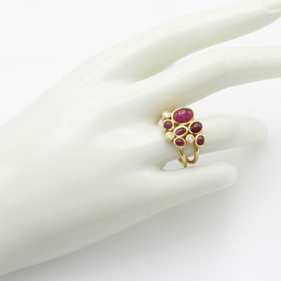 27114877a - Ring mit Rubincabochons und Brillanten, GG 750/000, Rubine zus. ca. 3.2 ct, 3 Brill. ...