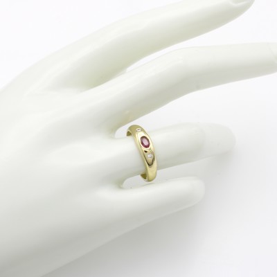 27114878a - Bandring mit Rubin und Brillanten, GG 585/ 000, ovaler Rubin ca. 0.40 ct, 2 Brill. zus. ...