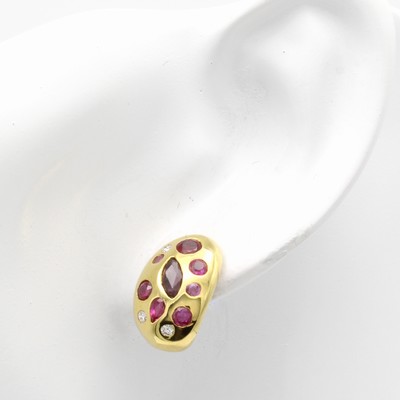 27114881a - Paar Ohrstecker mit Rubinen und Brillanten, GG 585/000, Rubine in versch. Schliffarten ...