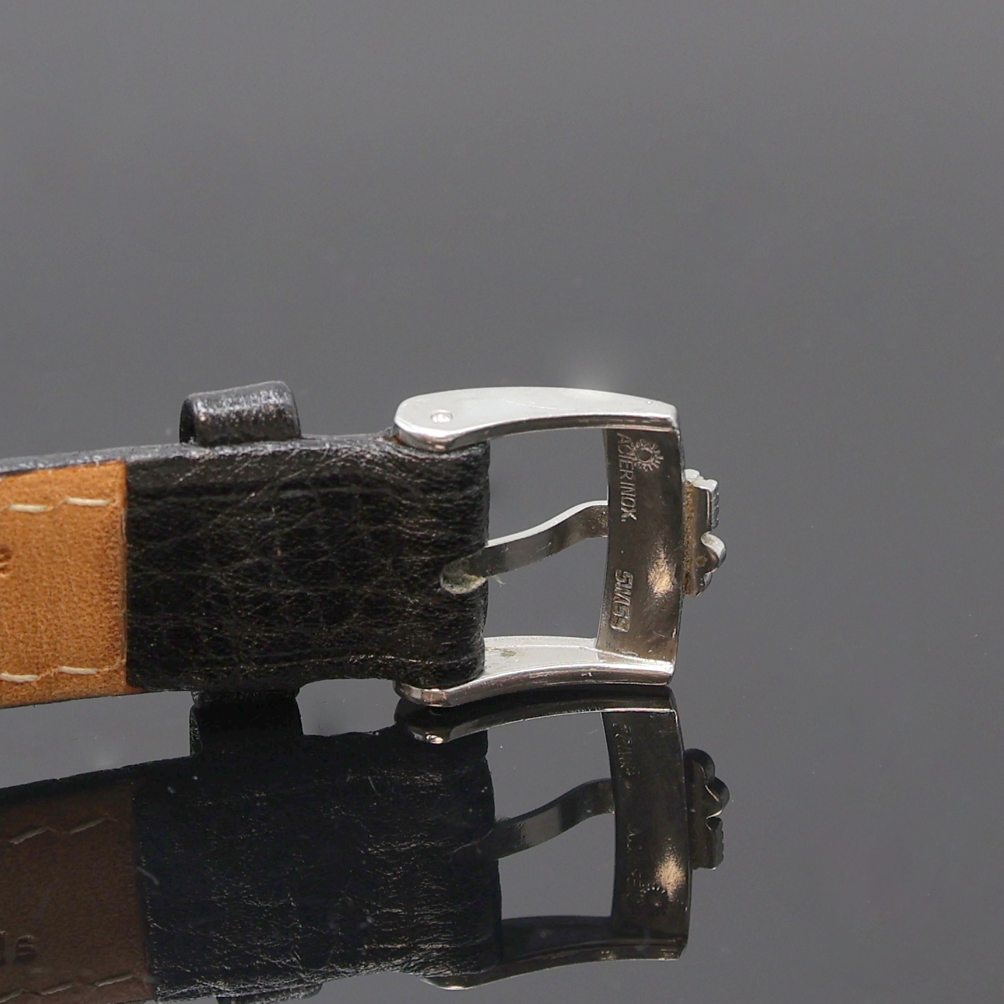 Detail c: CORUM hochfeine und seltene Armbanduhr in Form eines 10g Platinbarrens Nr. 142, Schweiz um 1979, Handaufzug, Platingeh. inkl. Lederband m. orig. ...