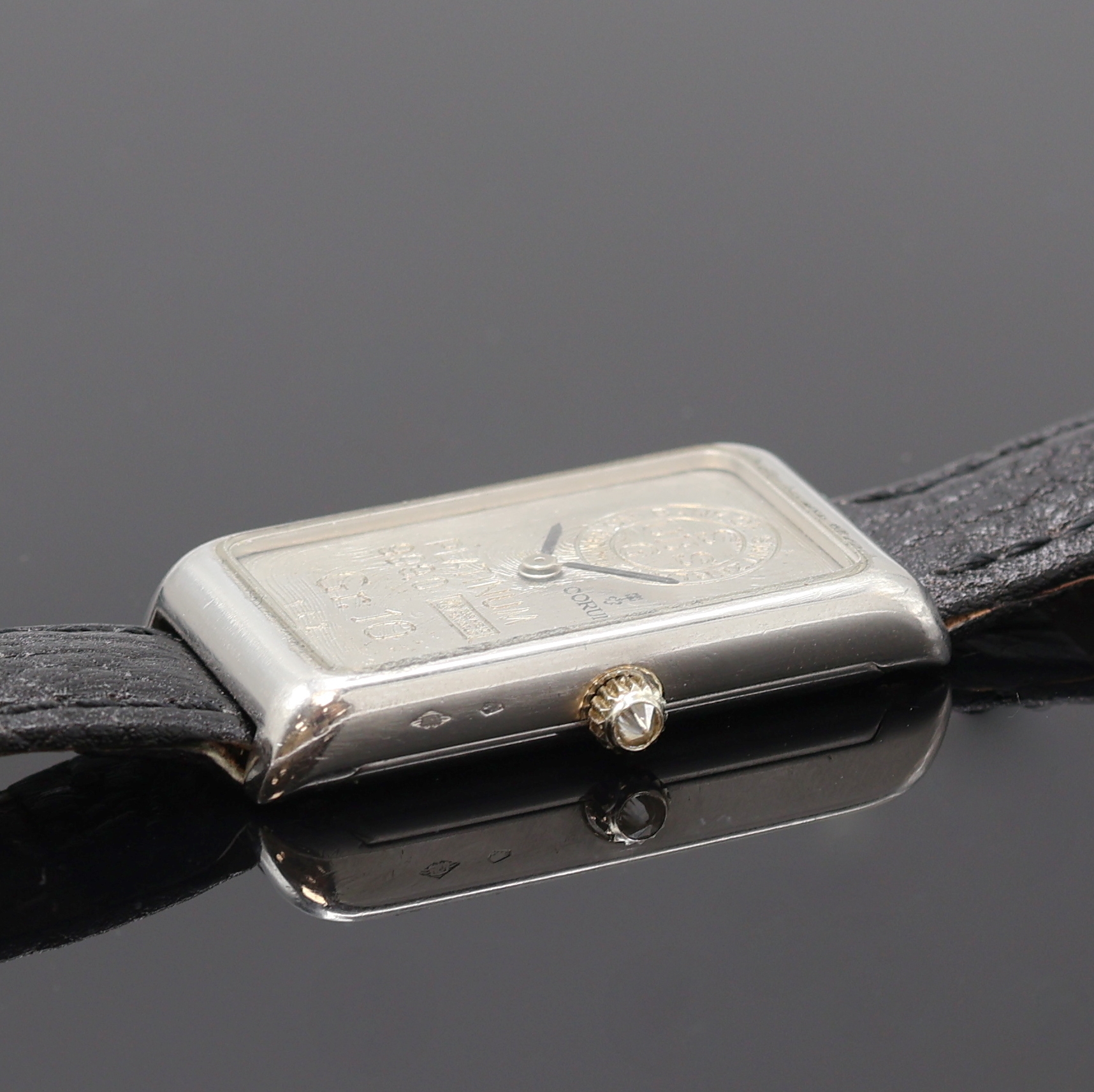Detail d: CORUM hochfeine und seltene Armbanduhr in Form eines 10g Platinbarrens Nr. 142, Schweiz um 1979, Handaufzug, Platingeh. inkl. Lederband m. orig. ...