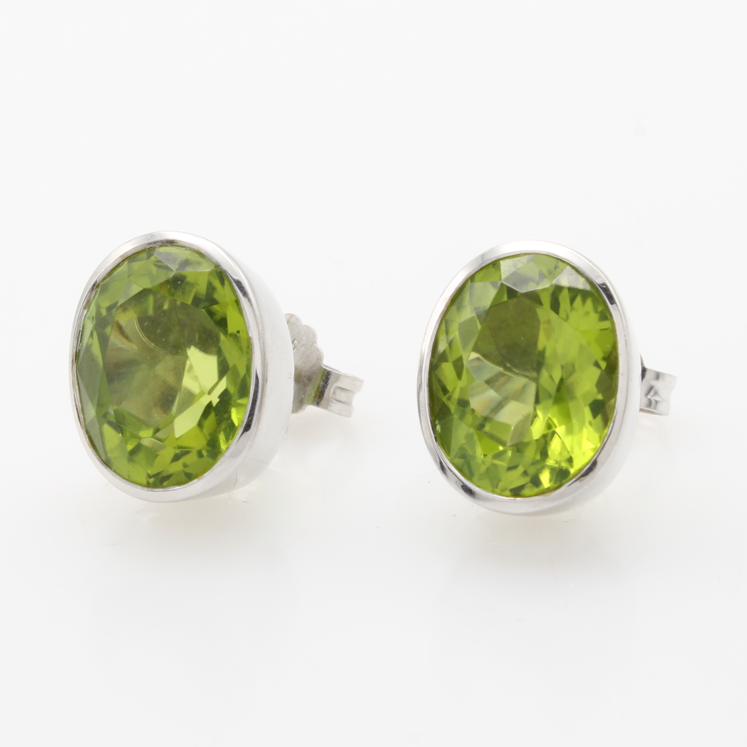 Image 27115081 - Paar Ohrstecker mit Peridots, WG 585/000, 2 ovale Peridots in Zargenfassungen zus. ca. ...