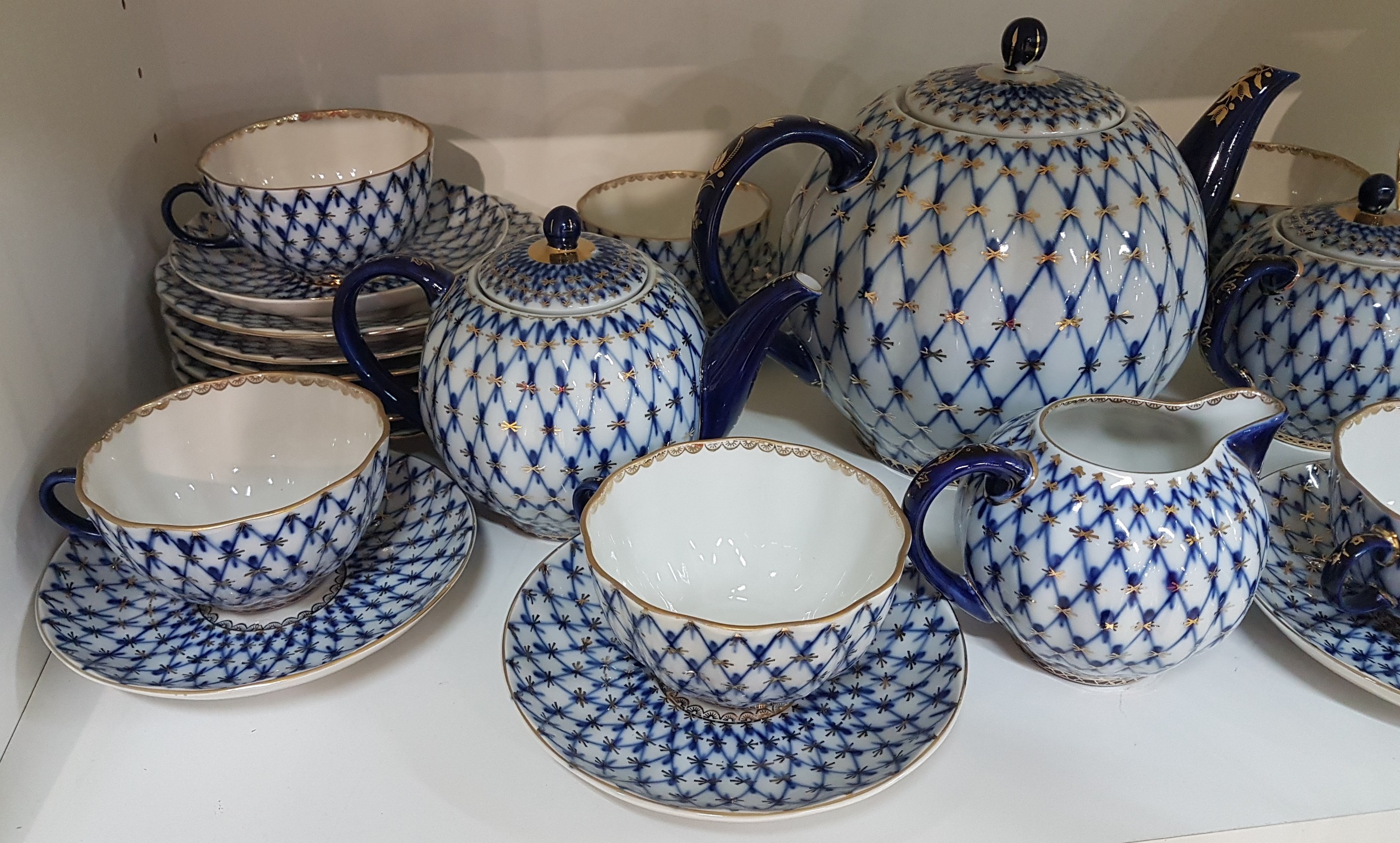 Detail a: Teeservice, Lomonossov, St. Petersburg, 20.Jh., Porzellan, Dekor Kobaltnetz von Serafina Jakovleva, große und kleine Kanne, Zuckerdose und ...