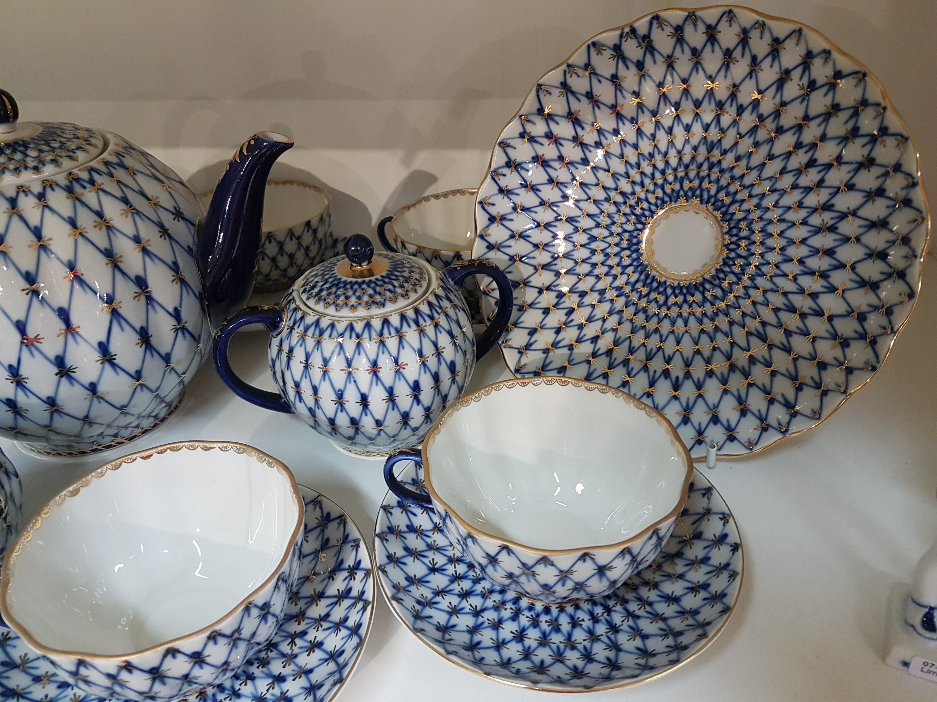 Detail c: Teeservice, Lomonossov, St. Petersburg, 20.Jh., Porzellan, Dekor Kobaltnetz von Serafina Jakovleva, große und kleine Kanne, Zuckerdose und ...