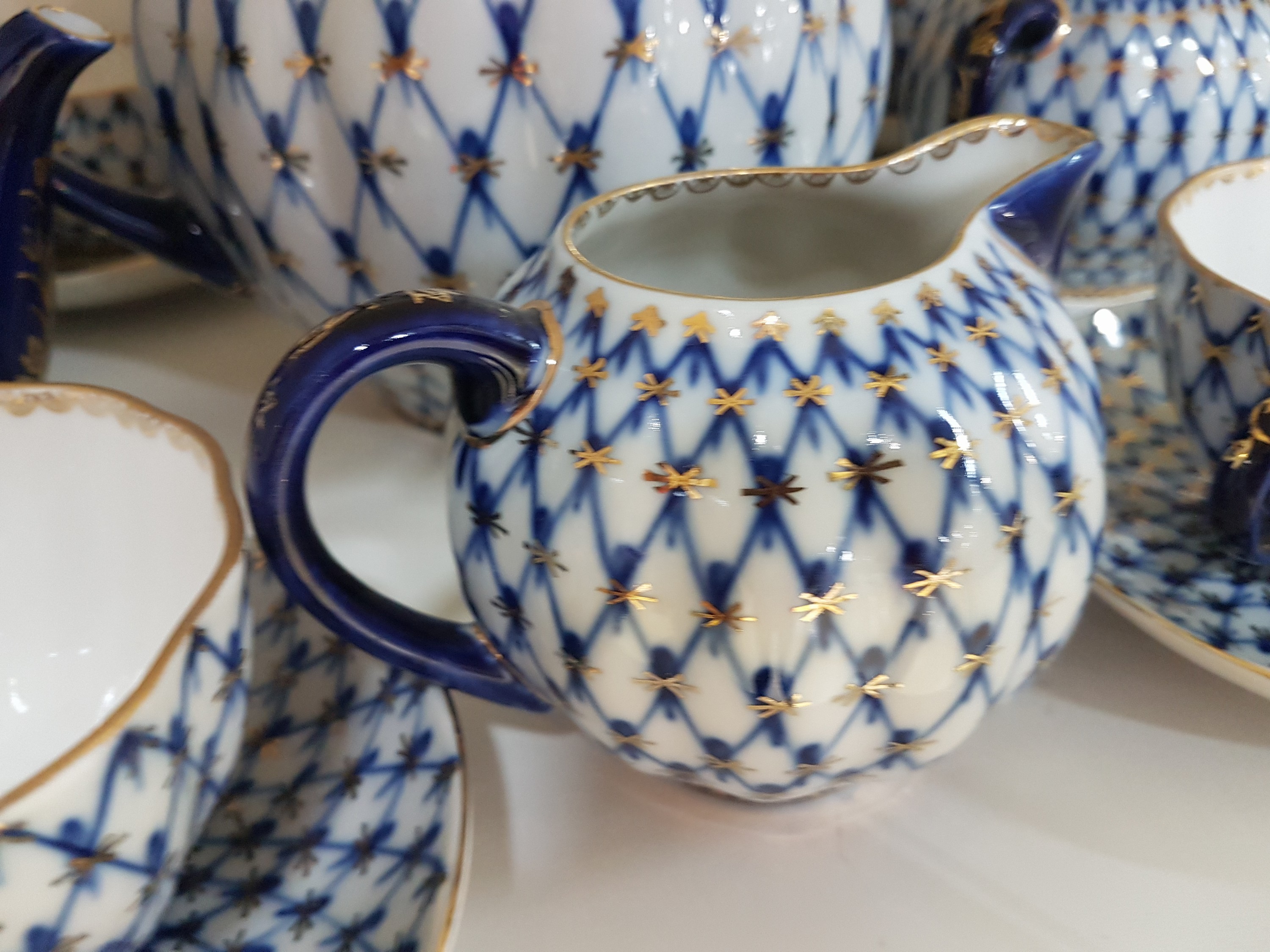 Detail g: Teeservice, Lomonossov, St. Petersburg, 20.Jh., Porzellan, Dekor Kobaltnetz von Serafina Jakovleva, große und kleine Kanne, Zuckerdose und ...