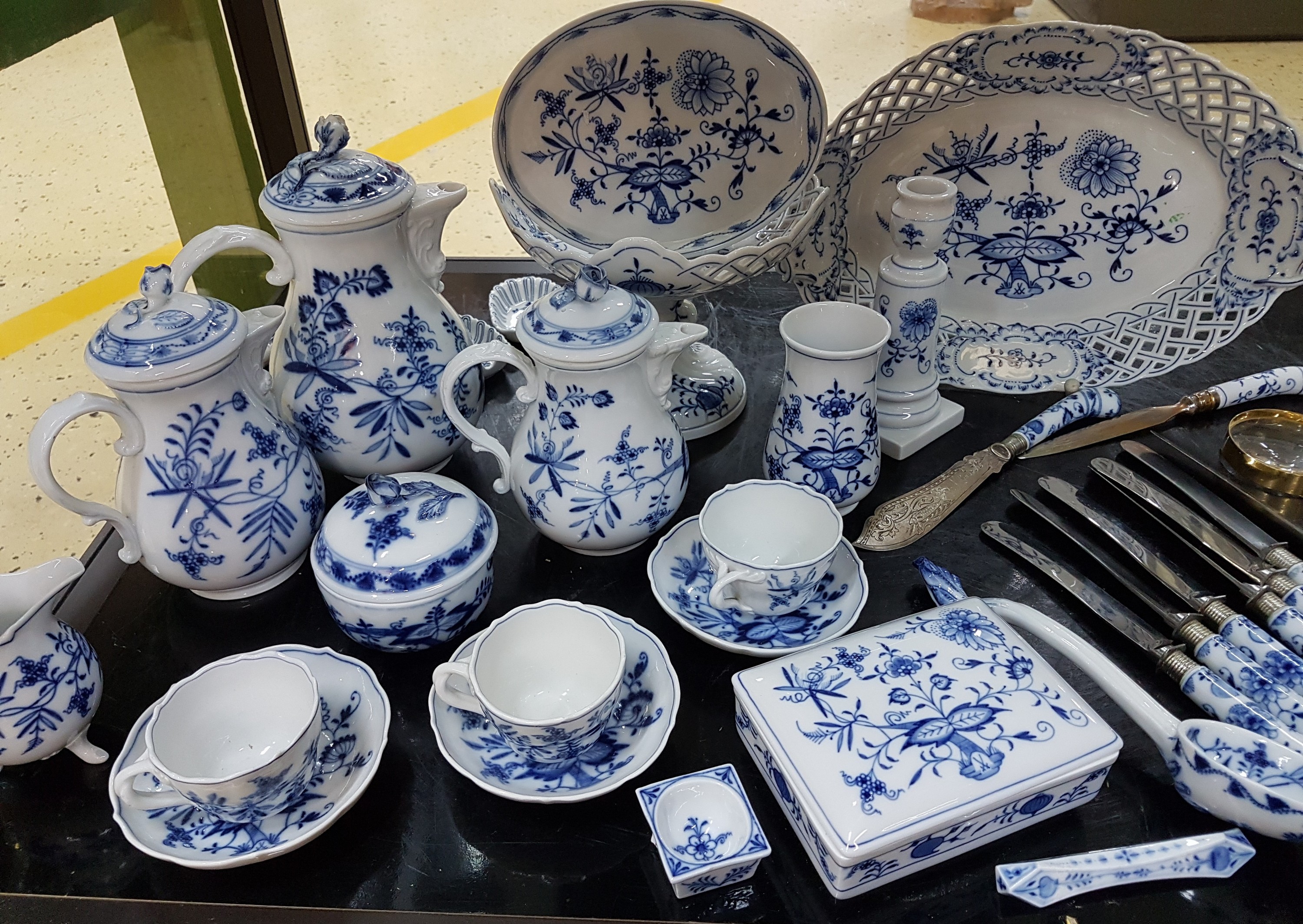 Detail a: Umfangreiches 34tlg. Lot: Zwiebelmuster, Meissen, überwiegend Knaufzeit, Porzellan, 1. Wahl: Fußschale, Kerzenleuchter, große und kleine ...