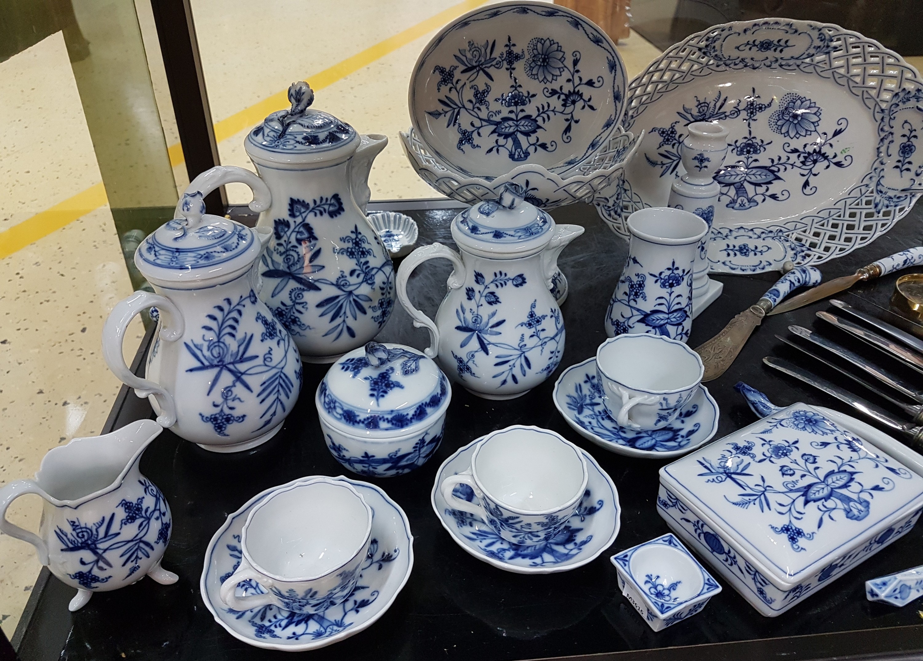 Detail b: Umfangreiches 34tlg. Lot: Zwiebelmuster, Meissen, überwiegend Knaufzeit, Porzellan, 1. Wahl: Fußschale, Kerzenleuchter, große und kleine ...