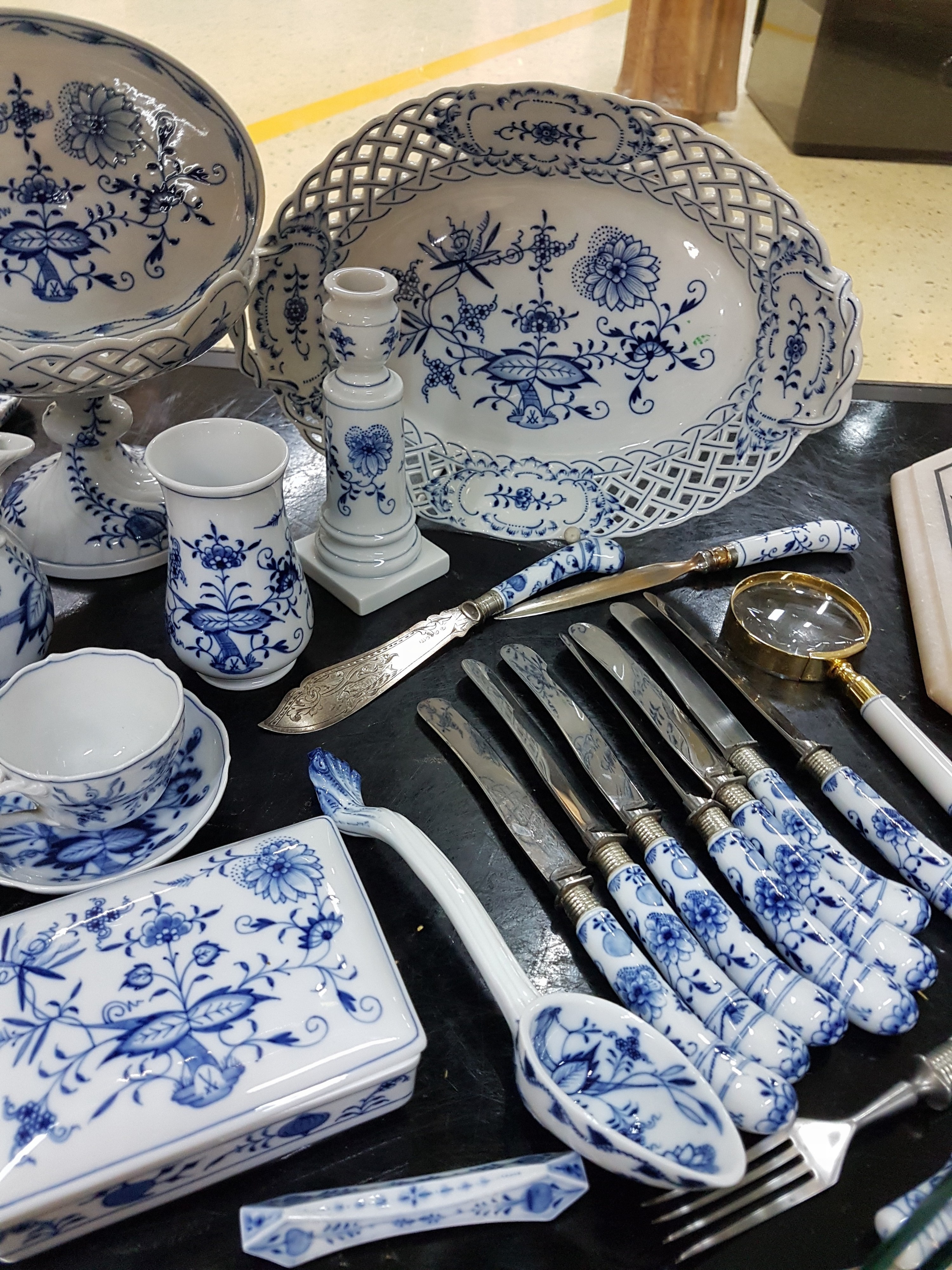 Detail c: Umfangreiches 34tlg. Lot: Zwiebelmuster, Meissen, überwiegend Knaufzeit, Porzellan, 1. Wahl: Fußschale, Kerzenleuchter, große und kleine ...