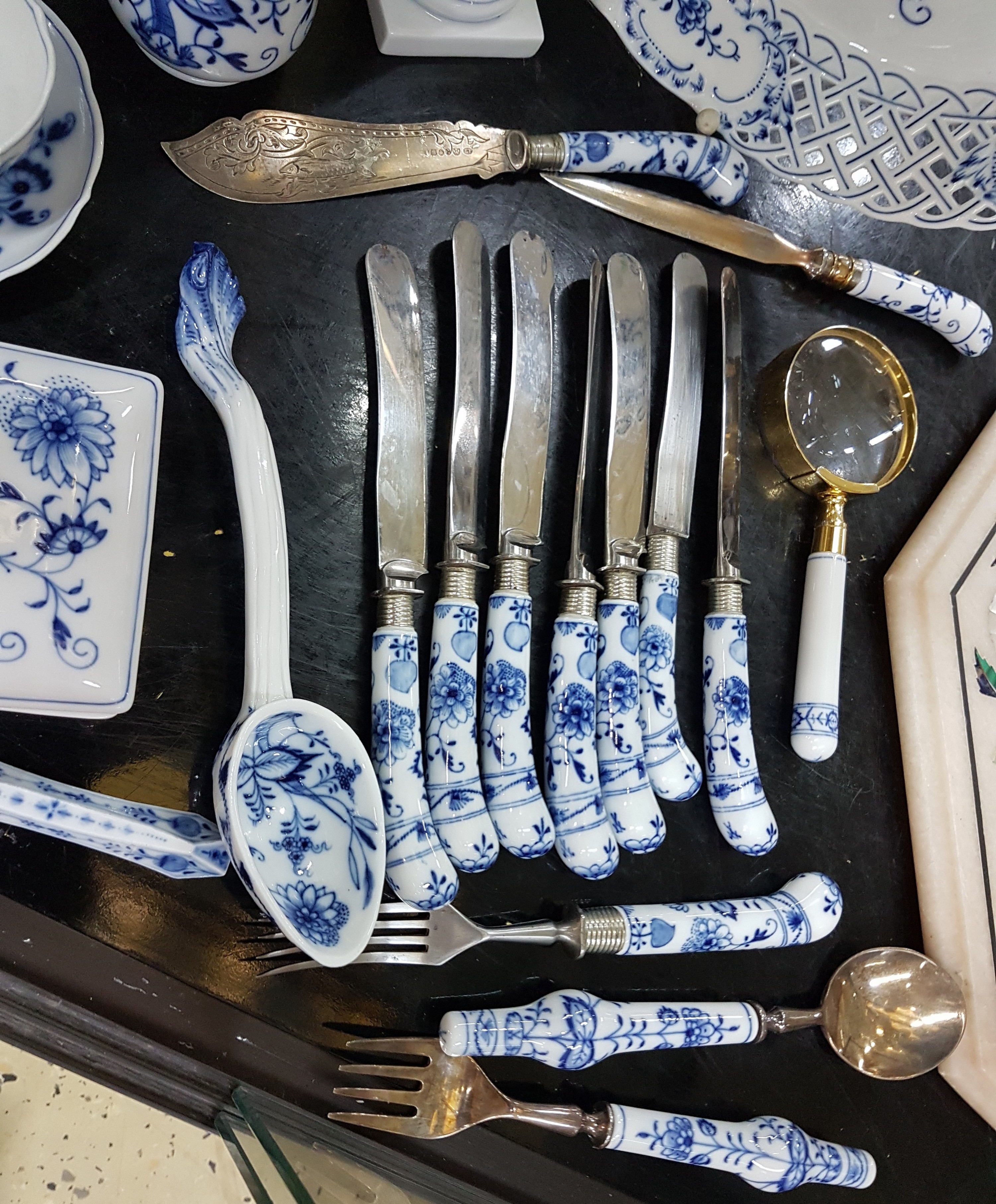 Detail d: Umfangreiches 34tlg. Lot: Zwiebelmuster, Meissen, überwiegend Knaufzeit, Porzellan, 1. Wahl: Fußschale, Kerzenleuchter, große und kleine ...
