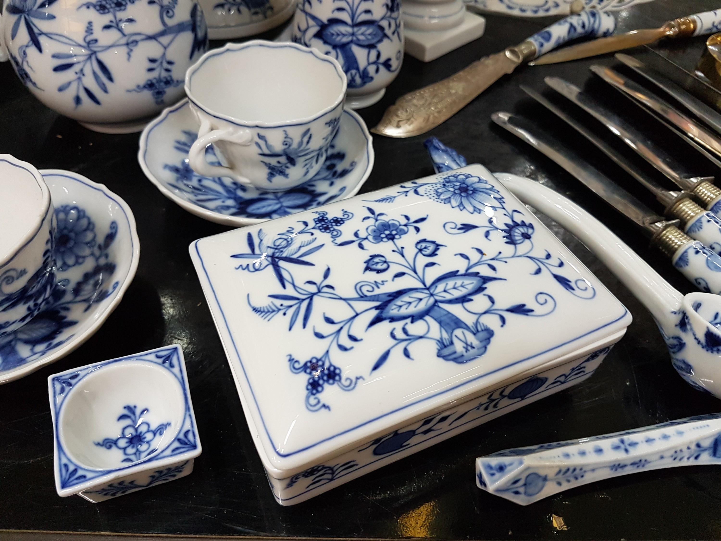 Detail e: Umfangreiches 34tlg. Lot: Zwiebelmuster, Meissen, überwiegend Knaufzeit, Porzellan, 1. Wahl: Fußschale, Kerzenleuchter, große und kleine ...