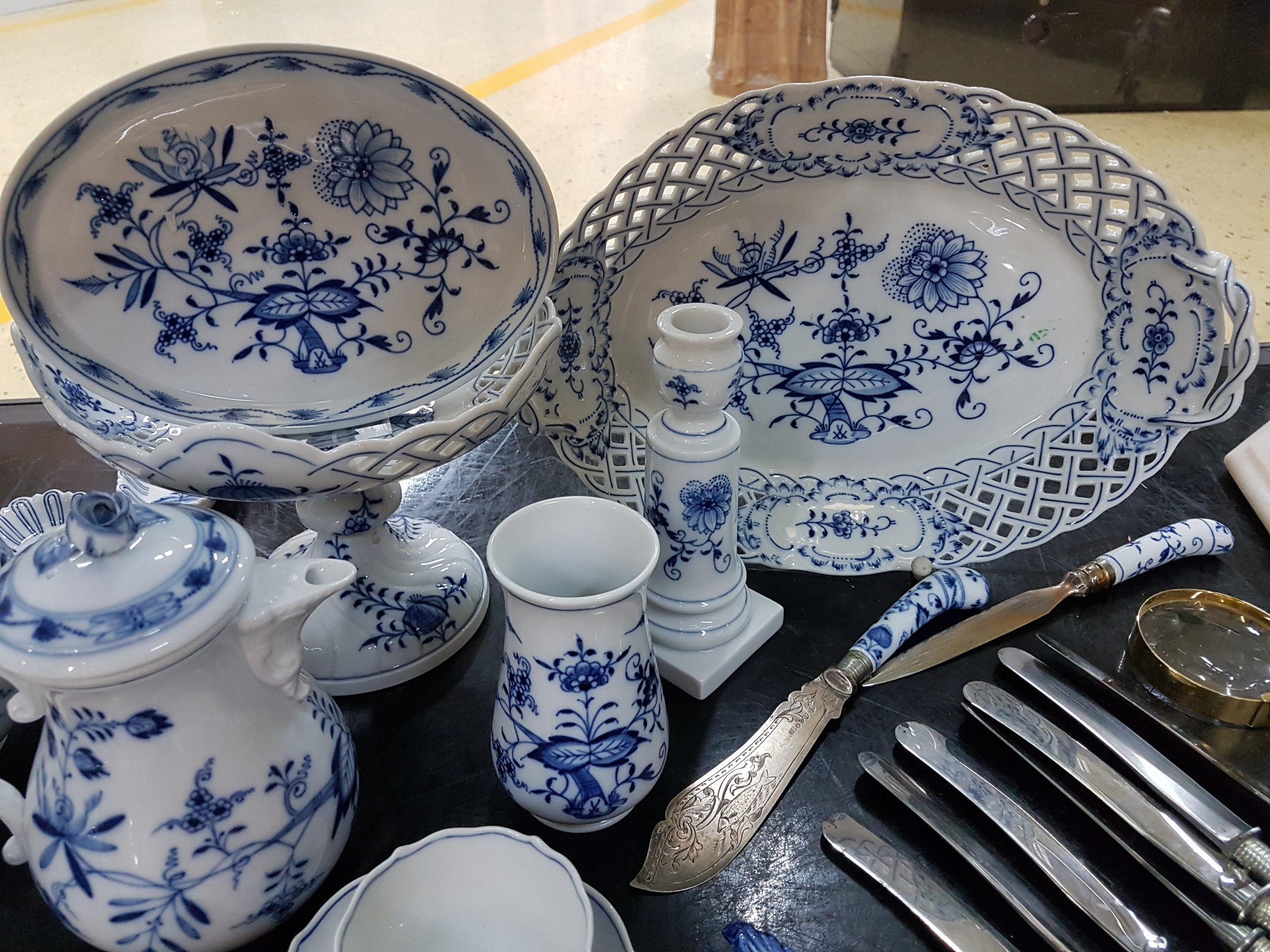 Detail f: Umfangreiches 34tlg. Lot: Zwiebelmuster, Meissen, überwiegend Knaufzeit, Porzellan, 1. Wahl: Fußschale, Kerzenleuchter, große und kleine ...