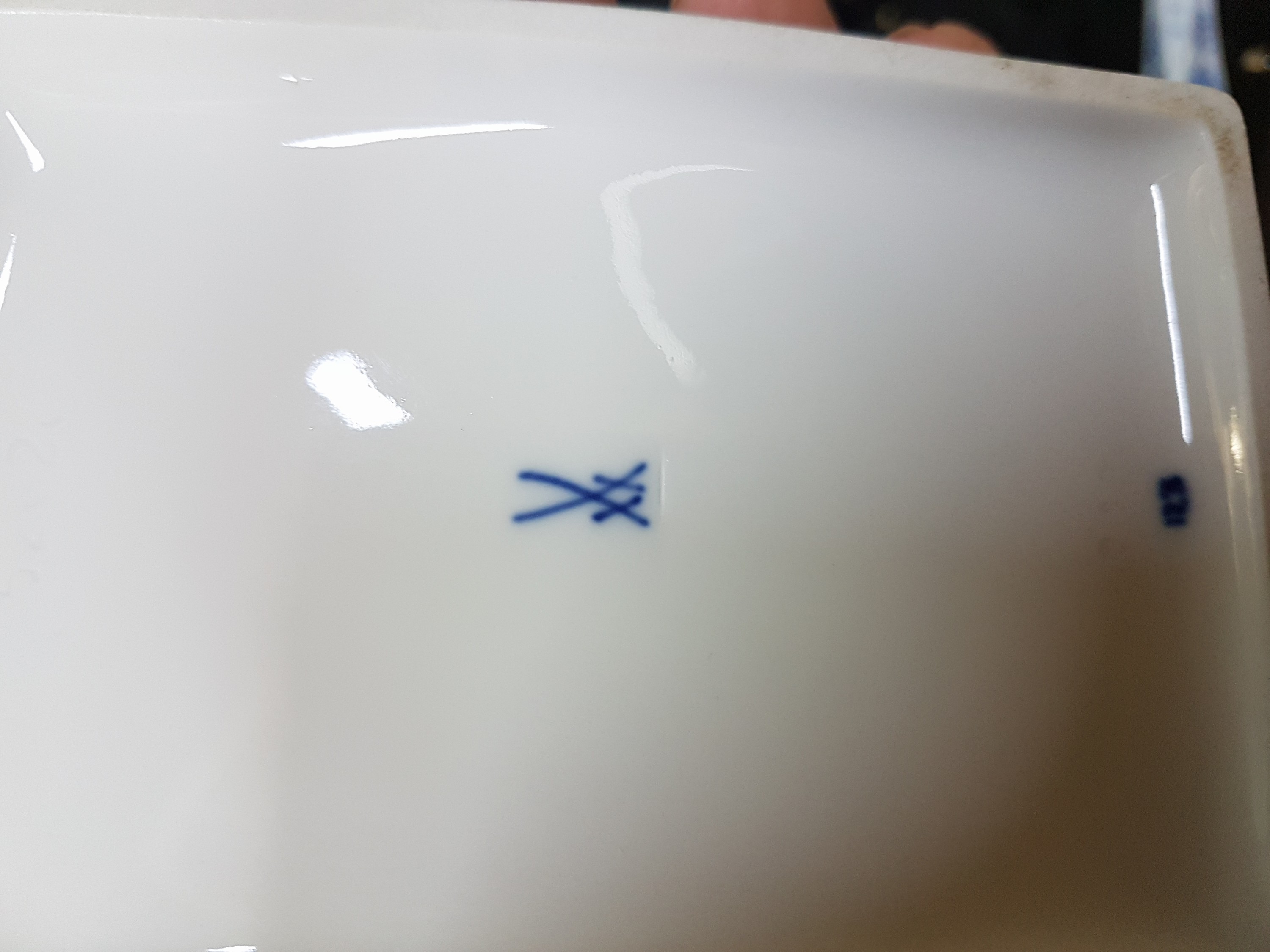 Detail g: Umfangreiches 34tlg. Lot: Zwiebelmuster, Meissen, überwiegend Knaufzeit, Porzellan, 1. Wahl: Fußschale, Kerzenleuchter, große und kleine ...