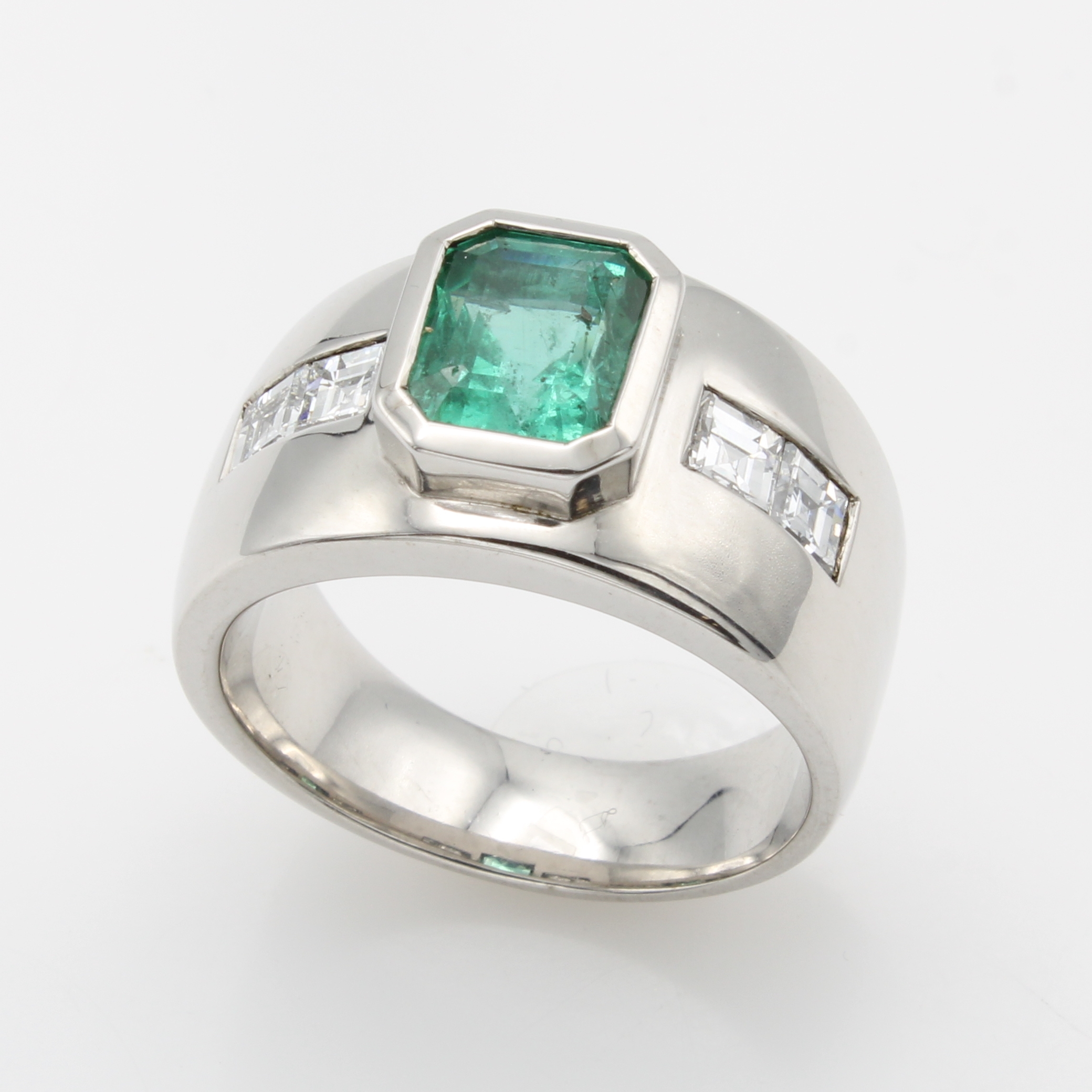 Image 27115097 - Ring mit Smaragd und Diamanten, WG 750/000, achteckiger Smaragd ca. 2.22 ct, 4 Diam. im ...