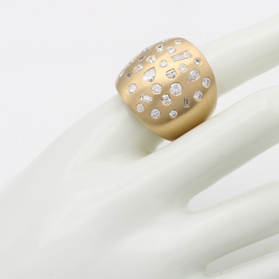 27115077a - Ring mit Brillanten und Diamanten, GG 750/ 000, matt., Diam. in versch. Schliffarten u. ...