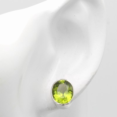 27115081a - Paar Ohrstecker mit Peridots, WG 585/000, 2 ovale Peridots in Zargenfassungen zus. ca. ...