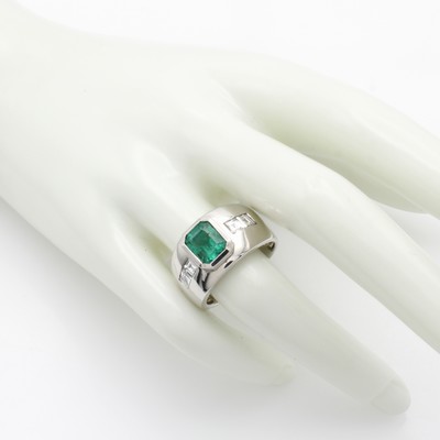27115097a - Ring mit Smaragd und Diamanten, WG 750/000, achteckiger Smaragd ca. 2.22 ct, 4 Diam. im ...