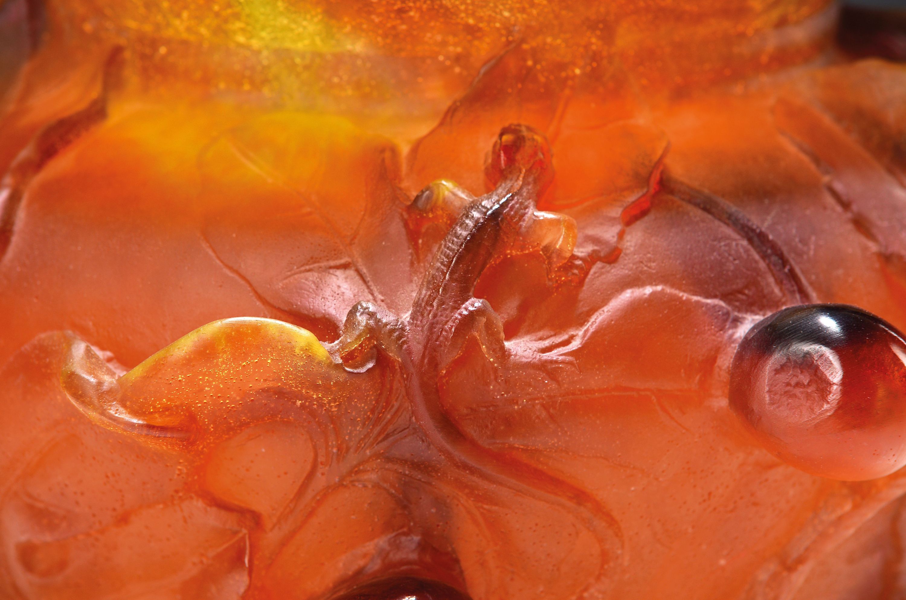 Detail a: Große Pate-de-Verre-Vase, wohl Daum, Nancy, 20. Jh., schweres dickwandiges Glas mit gelben, dunkelroten und bernsteinfarbenen Einschmelzungen, ...