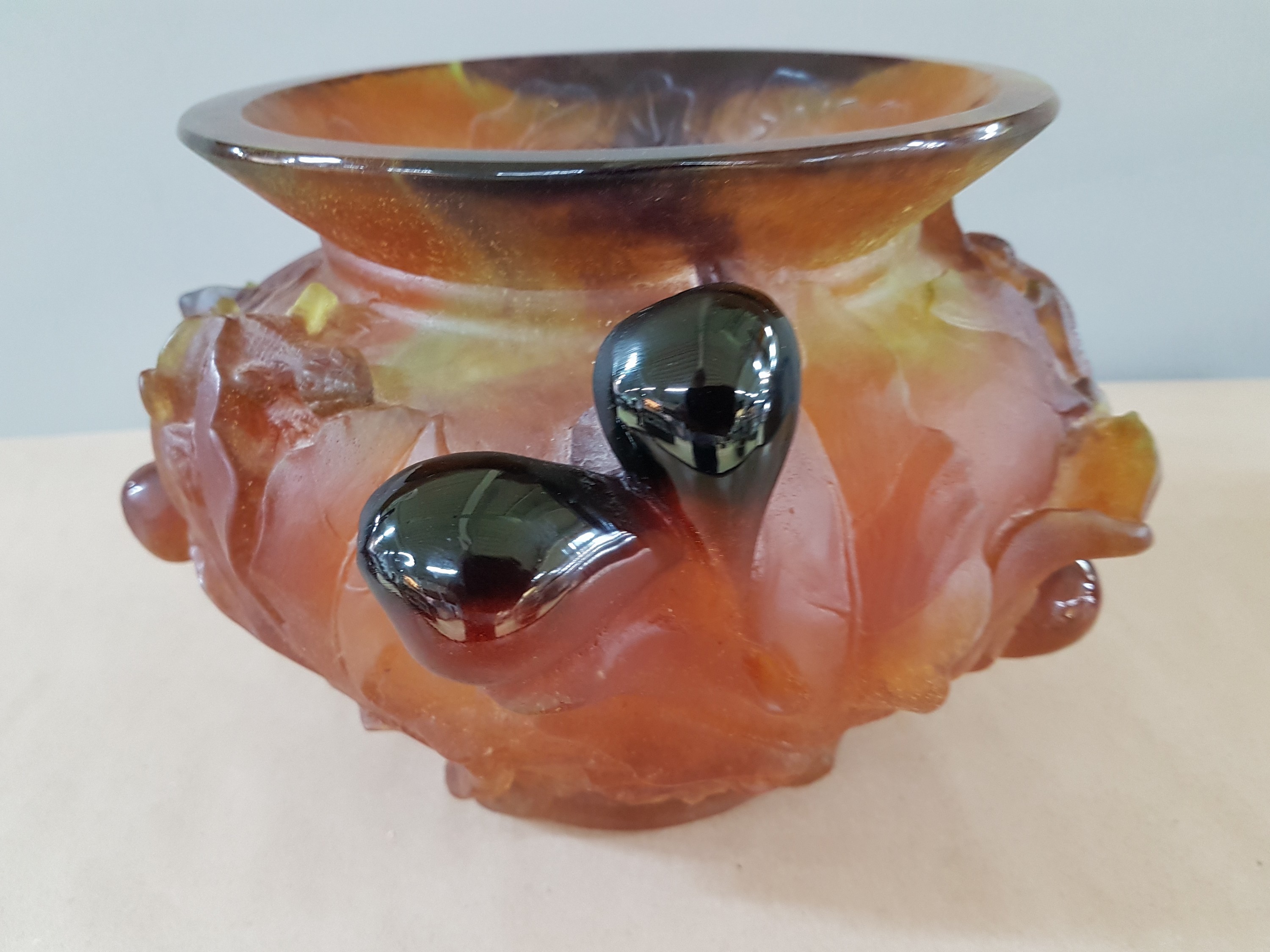 Detail b: Große Pate-de-Verre-Vase, wohl Daum, Nancy, 20. Jh., schweres dickwandiges Glas mit gelben, dunkelroten und bernsteinfarbenen Einschmelzungen, ...